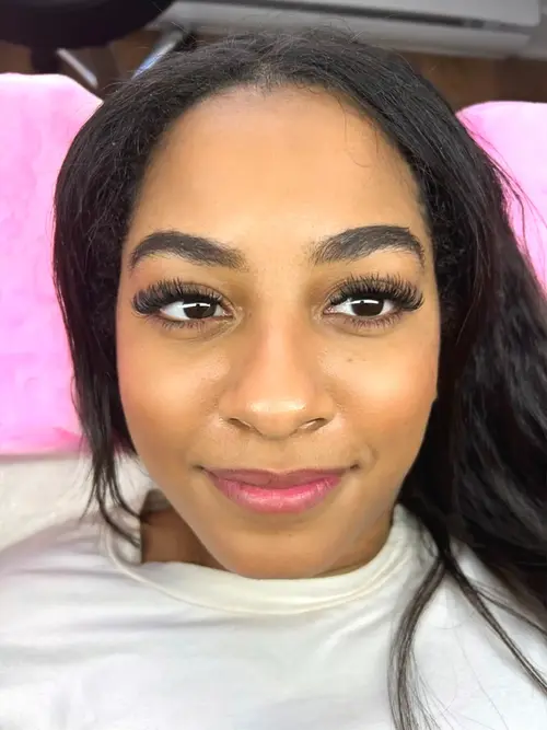 Hybrid Eyelash Extensions: The Best of Both Worlds